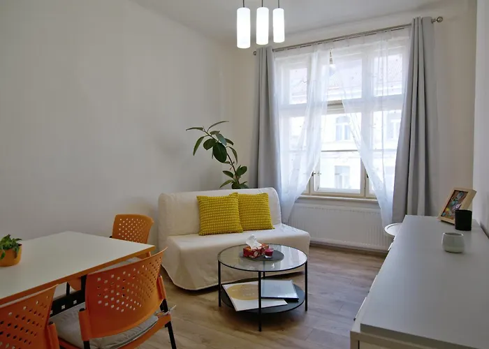 Quiet And Spacious Flat Near Centre In 3 פראג