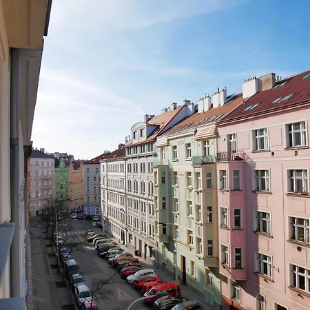 Quiet And Spacious Flat Near Centre In 3 Prag