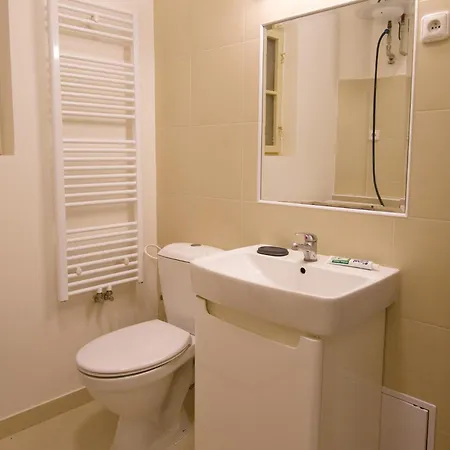 Quiet And Spacious Flat Near Centre In 3 * Prag