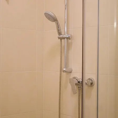Quiet And Spacious Flat Near Centre In 3