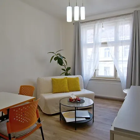 Quiet And Spacious Flat Near Centre In 3 Prague
